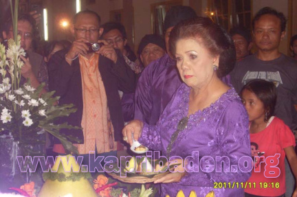 6. Potong tumpeng