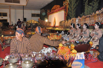 18. Pagelaran wayang