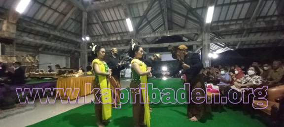 Penyerahan Tokoh Wayang Kontowarno (1)
